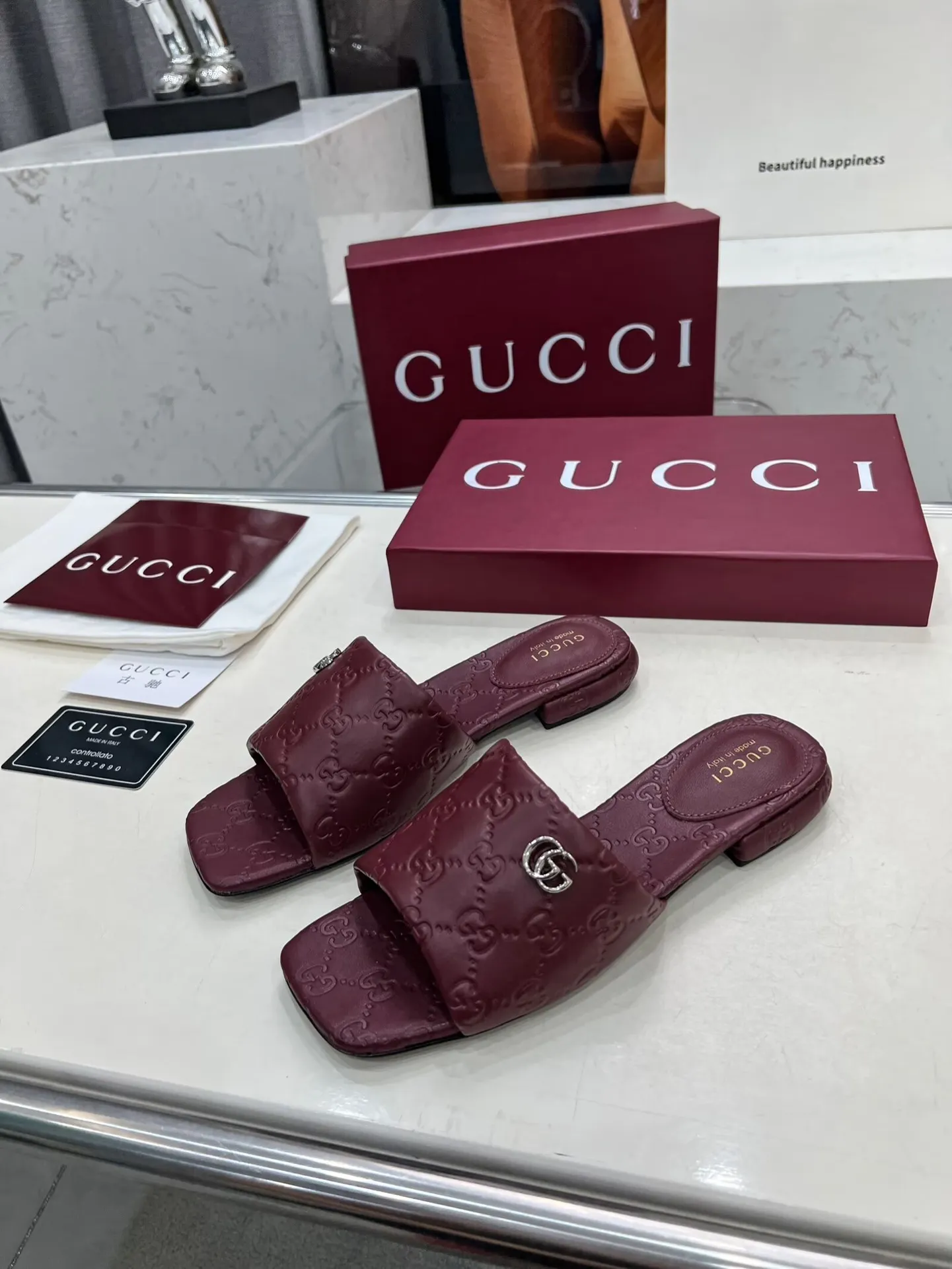 👟👟Ex-factory price 440👟👟 Gucci Double G slippers, fashionable, high-end and full of personality✅ Very stable, comfortable and durable for daily use, convenient and unique for daily matching, a must-have classic for summer, the upper is made of GUCCI 3D embossed, genuine leather outsole Fabric: cowhide Lining/foot pad: sheepskin Color: black, white, brown, burgundy Code number: 35-42 (41 and 42 need to be customized) Packaging: Comes with cloth bag and card.